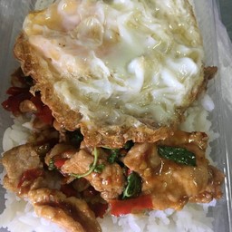 กระเพราหมูไข่ดาว
