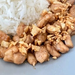 ข้าวกระเทียมไก่ชิ้น