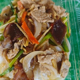 หมูผัดขิงราดข้าว