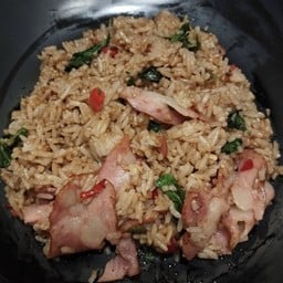 ข้าวกะเพราคลุกเบคอน