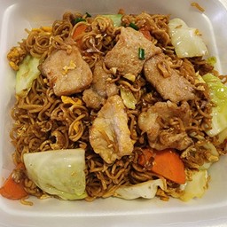 ผัดมาม่าหมูชิ้น
