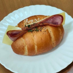 ขนมปังเกลือไส้แฮม & ชีส