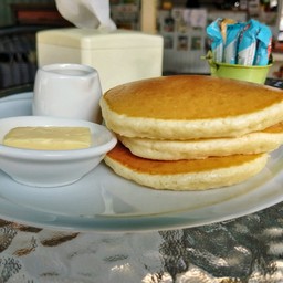 แพนเค้กเสิร์ฟกับเนยและเมเปิ้ลไซรัป