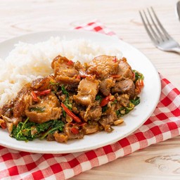 กระเพราหมูกรอบราดข้าว