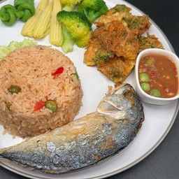 ข้าวน้ำพริกกะปิ+ปลาทู+ไข่ชะอมชุดผัก