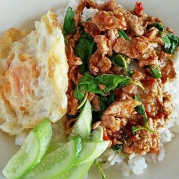ข้าวกระเพราหมูชิ้นไข่ดาว