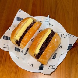 Red Bean Shio Pan (ขนมปังเกลือเนยและถั่วแดง)