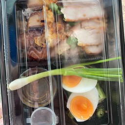 ข้าวหมูกรอบ