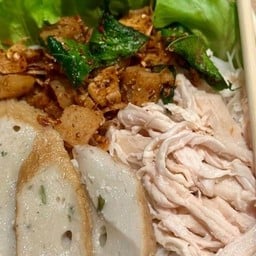 หมี่ไก่ฉีกสตอรี่ + ลูกชิ้นทอด