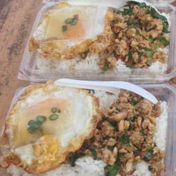 ข้าวกระเพราะพริกแห้งๆหมูสับ + ไข่