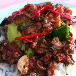 ผัดพริกแกงเนื้อราดข้าว