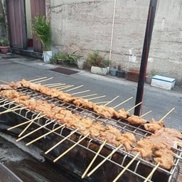 หมูย่างปาล์มๆ ซ.ตัน ทางเข้าอยุ่ถัดซ.บ้านลำภู มีซ. เล็กๆเป็นซ.ตัน ร้านอยุ่สุดซ.จุดสังเกตุหน้าปากซ.จะมีร้านขายข้าวนึ่งปะตูรั่วสีเขียว.