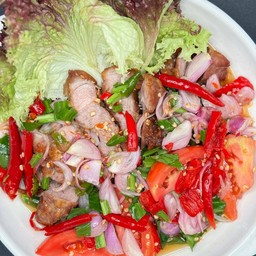ยำคอหมูทอด