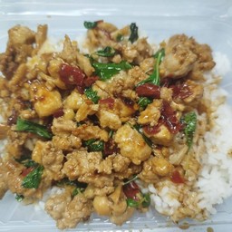 กระเพราหมูสับ+ไก่ ราดข้าว