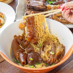ก๋วยเตี๋ยวขาวัว