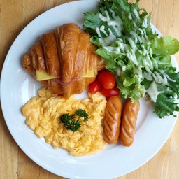 ฺBreakfast Lazy Morning Set - เซ็ตครัวซองต์แฮมชีส ไข่กวน ไส้กรอกและสลัด