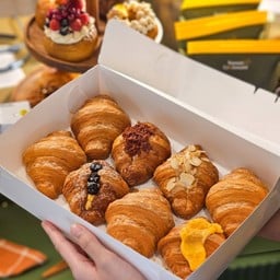 Box of 8 croissant