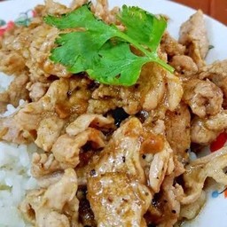 ข้าวหมูชิ้นรวนกระเทียม