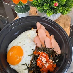 มาม่าเผ็ด ไส้กรอก ไข่ดาว