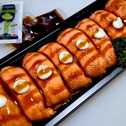 ซูชิหน้าแซลมอนเบอร์ไฟ 8 คำโต