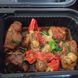 ข้าว กระเพราพ่นไฟ หมูตุ๋น เนื้อตุ๋น ทะเล