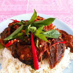 ผัดพริกแกงปลาดุกราดข้าว