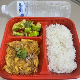 盒饭 萝卜干炒鸡蛋 拌黄瓜加水 เซ็ตอิ่มท้อง ไข่ผัดไชโป๊ ยำแตงกวา