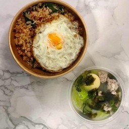 เซ็ทข้าวกระเพราคลุก+ไข่ดาว+ต้มจืด แถมฟรี น้ำสมุนไพร