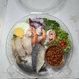 ยำขนมจีนปลาทู+กุ้ง+หมูสามชั้น+ไข่