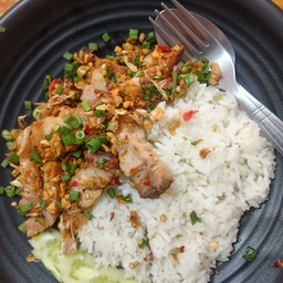 ข้าวหมูกรอบคั่วพริกเกลือ