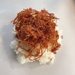 เนื้อฝอยราดข้าวเหนียว