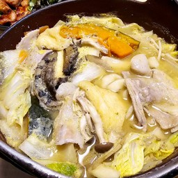 豚肉とあわびの煮貝入り黄金ほうとう (Awabi & Pork Houtou) (2,530 yen = 577 บาท)