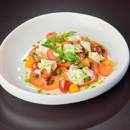 สลัดคาเปรเซ่ (มะเขือเทศสด  มอสซาเรลล่า และโหระพา)