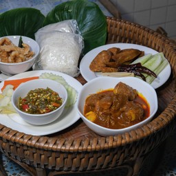 ชุดขันโตก (แกงฮังเลหรือแกงอ่อมเนื้อ,น้ำพริกหนุ่มหรือน้ำพริกอ่อง,ไส้อั่ว,ไข่ต้ม,แคบหมู,ข้าวเหนียวหรือข้าวสวย)ทานได้2คน