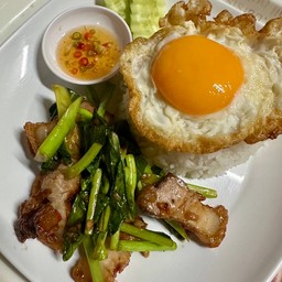ข้าวคะน้าหมูกรอบ