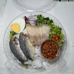 ยำขนมจีนปลาทู+หมูสามชั้น+ไข่