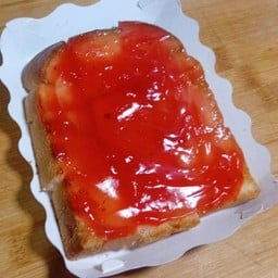 ปังรี่รี่ (ปังปิ้ง เนย สตอเบอร์รี่) ใช้เนยสดทาทั้งสองด้าน