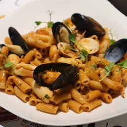 แมคเคอรอนชีนี่ อัลโล สกอลิโอ  (เส้นแมคเคอรอนชีนี่ซีฟู้ด)