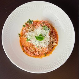 โปลเปตเต้ อัลลาร์ราบบิอาต้า  (มีทบอลในซอสมะเขือเทศเผ็ด)