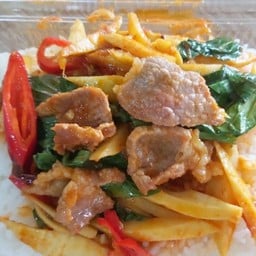 กะเพราหน่อไม้เนื้อราดข้าว