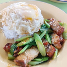 ข้าวผัดคะน้าหมูกรอบ