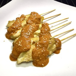 สะเต๊ะไก่คีโต น้ำจิ้มสะเต๊ะอัลมอนด์ ไร้แป้งไร้น้ำตาล (6ไม้)