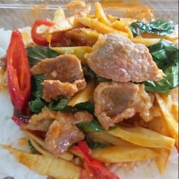 ผัดพริกเเกงหน่อไม้เนื้อราดข้าว