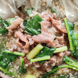 เส้นใหญ่ราดหน้าเนื้อ โคขุน