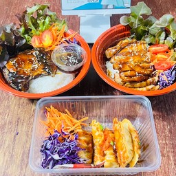[เซตสุดฮิต] ข้าวไก่ราดซอสเทอริยากิ + ข้าวหน้าปลาซาบะราดซอสเทอริยากิ + เกี๊ยวซ่าหมู พร้อมโชยุ ฟรี โรยไข่กุ้ง