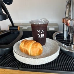 1x Salt Bread (ขนมปังเกลือ) 1x Ice Americano(อเมริกาโน่เย็น)