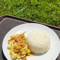 ผัดดอกกะหล่ำราดข้าว