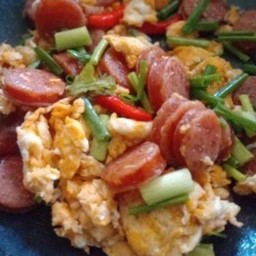 กุนเชียงเกรดดีมันน้อยผัดไข่ใส่ต้นหอม+พริกสด ราดข้าว