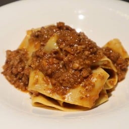 ปัปปาเดลเล่ อัลลา โบโลเนส  (เส้นปัปปาเดลเล่ซอสเนื้อ)