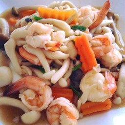 กุ้งผัดน้ำน้ำมันหอยใส่เห็ด